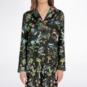 MAGPIE BIRDS Conjunto de pijama de cetim de 2 peças, pijama místico da floresta com estampa de pegas, borboletas, mariposas, cogumelos e flores silvestres, conjunto de pijamas de bruxa