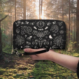 Cartera de cuero vegano GOTHIC con polilla esqueleto y flores, cartera de cuero PU de criaturas místicas, embrague Witchcore, bolso gótico, cartera gótica