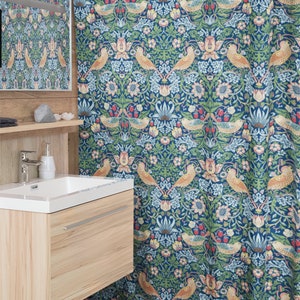Puede incluir: Una cortina de ducha azul con un patr&oacute;n floral y de p&aacute;jaros. El patr&oacute;n presenta p&aacute;jaros estilizados, flores y hojas en tonos de rosa, amarillo, verde y azul.