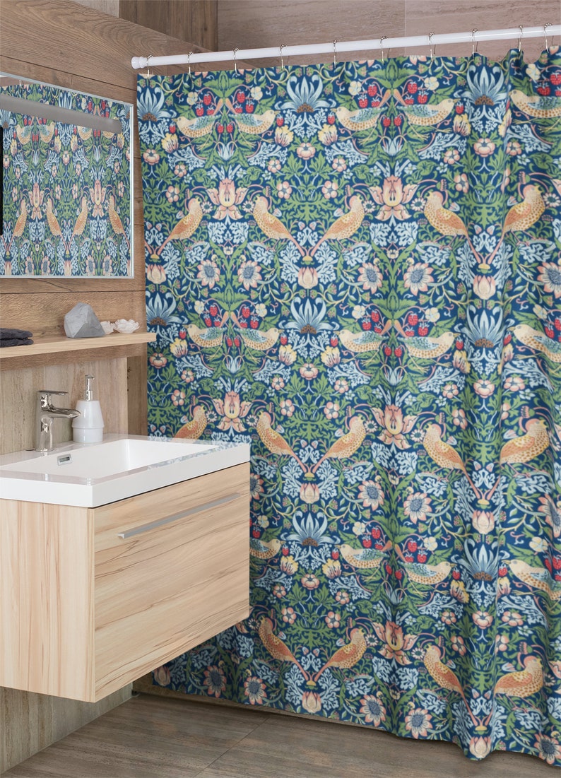 Puede incluir: Una cortina de ducha azul con un patr&oacute;n floral y de p&aacute;jaros. El patr&oacute;n presenta p&aacute;jaros estilizados, flores y hojas en tonos de rosa, amarillo, verde y azul.