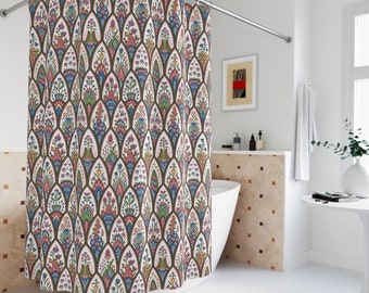 Può includere: Una tenda da doccia bianca con un motivo floreale colorato. Il motivo presenta un design ripetitivo di archi con motivi floreali e geometrici in tonalità di rosa, blu, verde e giallo.