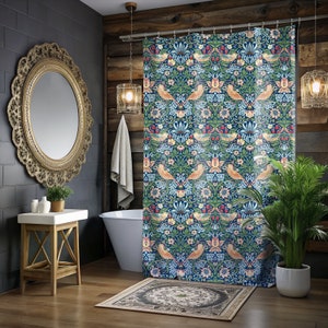 Puede incluir: Una cortina de ducha azul con un patr&oacute;n floral y de p&aacute;jaros. La cortina est&aacute; colgada en un ba&ntilde;o con una ba&ntilde;era blanca y un suelo de madera.