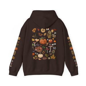Sudadera con capucha COZY AUTUMN con estampado en la parte delantera y trasera de las mangas, sudadera de otoño COTTAGECORE con calabaza, hojas de otoño, búho, zorro, setas y bayas Dark Chocolate