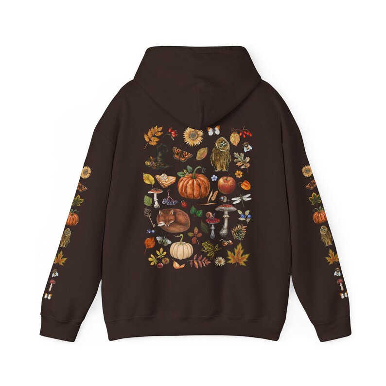 Sudadera con capucha COZY AUTUMN con estampado en la parte delantera y trasera de las mangas, sudadera de otoño COTTAGECORE con calabaza, hojas de otoño, búho, zorro, setas y bayas Dark Chocolate
