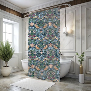 Puede incluir: Una cortina de ducha azul con un patr&oacute;n floral y de p&aacute;jaros. El patr&oacute;n presenta flores, hojas y p&aacute;jaros estilizados en tonos de azul, verde, rosa y amarillo.