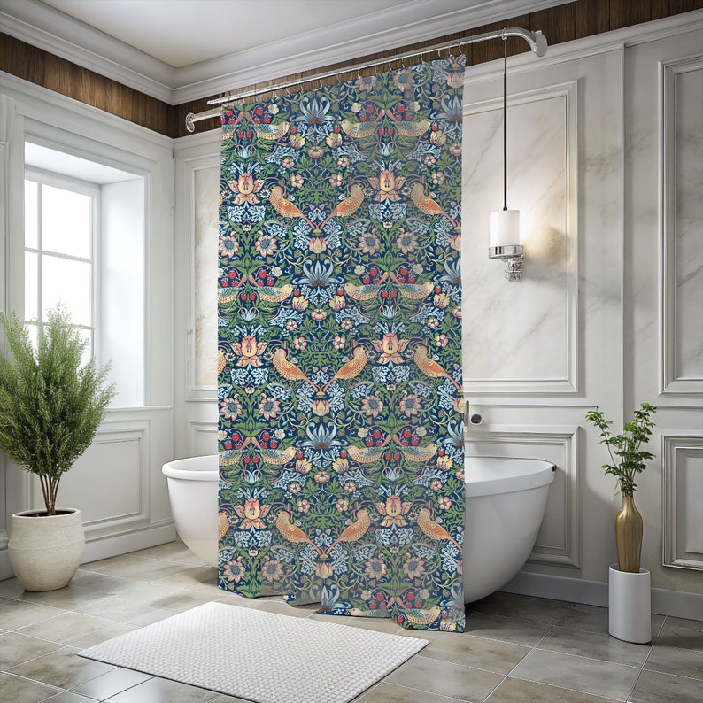 Puede incluir: Una cortina de ducha azul con un patr&oacute;n floral y de p&aacute;jaros. El patr&oacute;n presenta flores, hojas y p&aacute;jaros estilizados en tonos de azul, verde, rosa y amarillo.