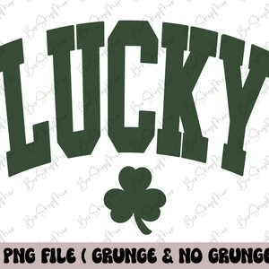 以下が含まれることがあります： 太字でアーチ状の「LUCKY」という文字とクローバーのダークグリーンのグラフィック。下部には「2 PNG FILE (GRUNGE & NO GRUNGE)」の文字。聖パトリックの日のデザインに最適です。