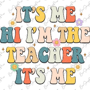 Puede incluir: Gráfico de estilo retro con el texto "IT'S ME HI I'M THE TEACHER IT'S ME" en letras de colores y contorneadas. El texto está rodeado de estrellas y flores.
