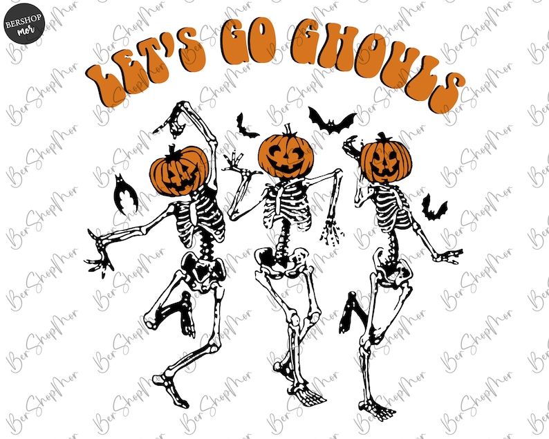 K&ouml;nnte beinhalten: Drei Skelette mit K&uuml;rbis-K&ouml;pfen tanzen mit dem Text "Let's Go Ghouls" in einer Retro-Schrift. Die Skelette sind schwarz-wei&szlig;, und die K&uuml;rbisse sind orange mit schwarzen Gesichtsz&uuml;gen.