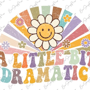 Puede incluir: Un gráfico de estilo retro con un arcoíris de colores y una flor sonriente. El texto "A LITTLE BIT DRAMATIC" está en una fuente vintage colorida.