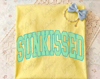 PNG Sunkissed Varsity, PNG de Verão, Vida na Praia, Downloads de Designs, Design de Camiseta de Verão, PNG, Designs para Sublimação, Download Digital