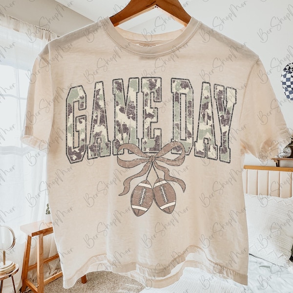 Día de juego de camuflaje PNG, Fútbol preppy PNG, Fútbol coqueto PNG, Diseño femenino, Diseño de camiseta de fútbol, Camiseta de camuflaje desgastada PNG