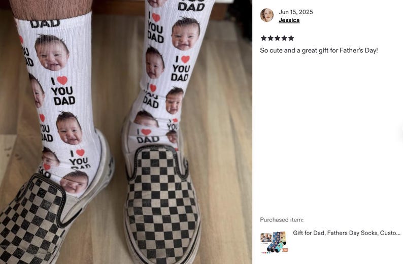 Pode incluir: Meias brancas com um padr&atilde;o repetido de rostos de beb&eacute;, as palavras "I LOVE YOU DAD" e cora&ccedil;&otilde;es vermelhos. As meias s&atilde;o usadas com sapatos slip-on xadrez preto e branco. Uma ideia de presente &uacute;nica e personalizada.