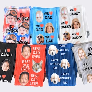 Pode incluir: Uma cole&ccedil;&atilde;o de meias personalizadas com v&aacute;rios designs. Algumas meias apresentam rostos com textos como "I ❤️ POPS", "WE ❤️ DAD" e "BEST DAD EVER". Outras meias t&ecirc;m "HAPPY FATHER'S DAY" e "#1 GRANDPA" impressos.