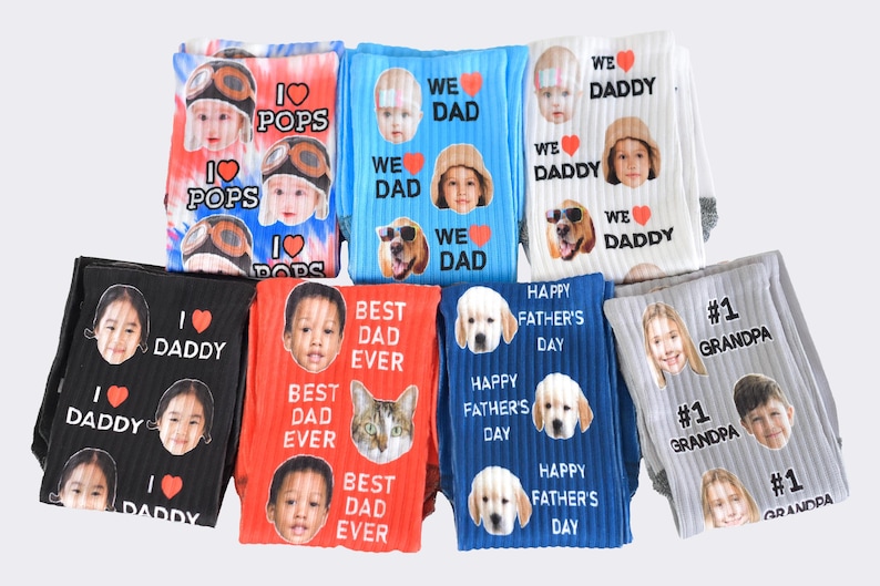 Pode incluir: Uma cole&ccedil;&atilde;o de meias personalizadas com v&aacute;rios designs. Algumas meias apresentam rostos com textos como "I ❤️ POPS", "WE ❤️ DAD" e "BEST DAD EVER". Outras meias t&ecirc;m "HAPPY FATHER'S DAY" e "#1 GRANDPA" impressos.