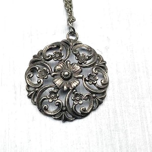 Collana vintage scandinava con ciondolo a forma di fiore in peltro di Astri Holthe, gioielli norvegesi di metà secolo degli anni &#39;60-&#39;70