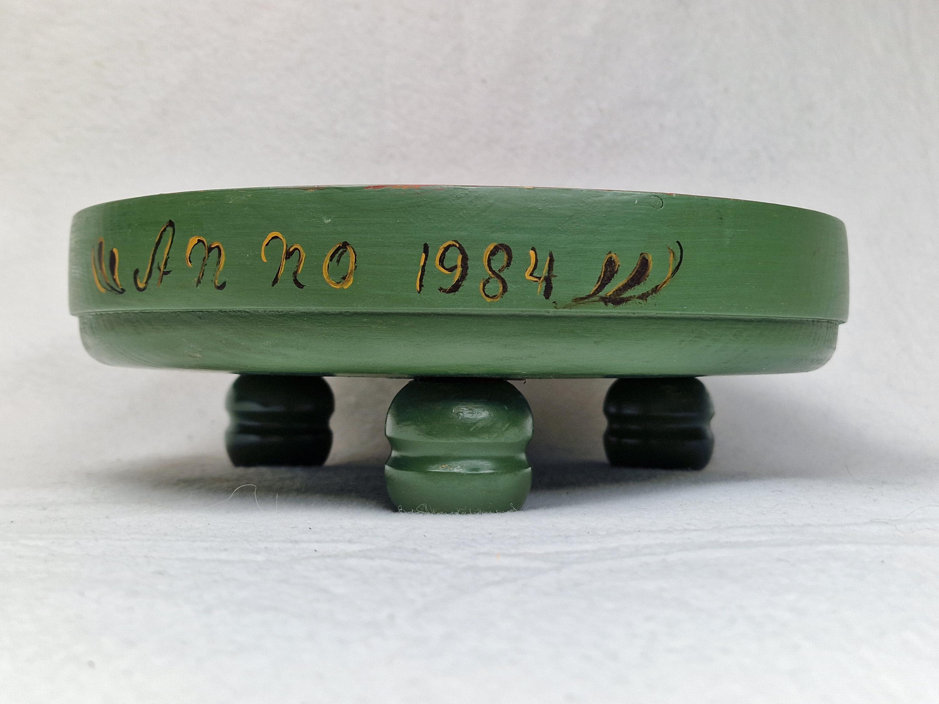 ノルウェーのローズマリング。伝統的な手描きの木製ボウル