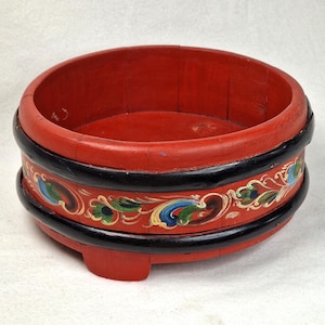 Rose painted butter amber. Handcrafted bentwood trebutt. Fruit bowl. Norwegian Scandinavian Nordic folk art.