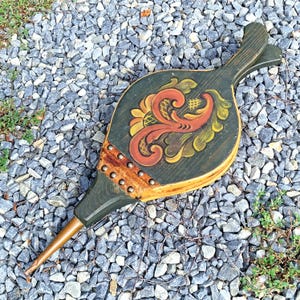 Hand-painted fireplace bellows with Nordic rosemaling, leather folds, bamboo edge and copper nozzle – vintage rustic folk wall decor