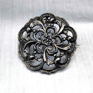Collana Astri Holthe con ciondolo a forma di fiore vintage Spilla in peltro Spilla norvegese scandinava Norvegia 1960 - 70 s