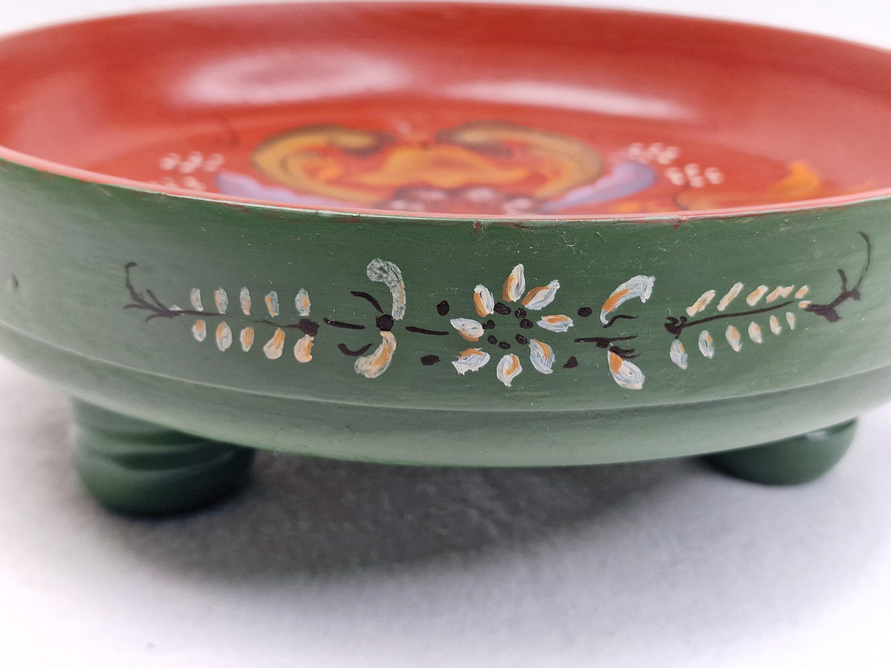 ノルウェーのローズマリング。伝統的な手描きの木製ボウル