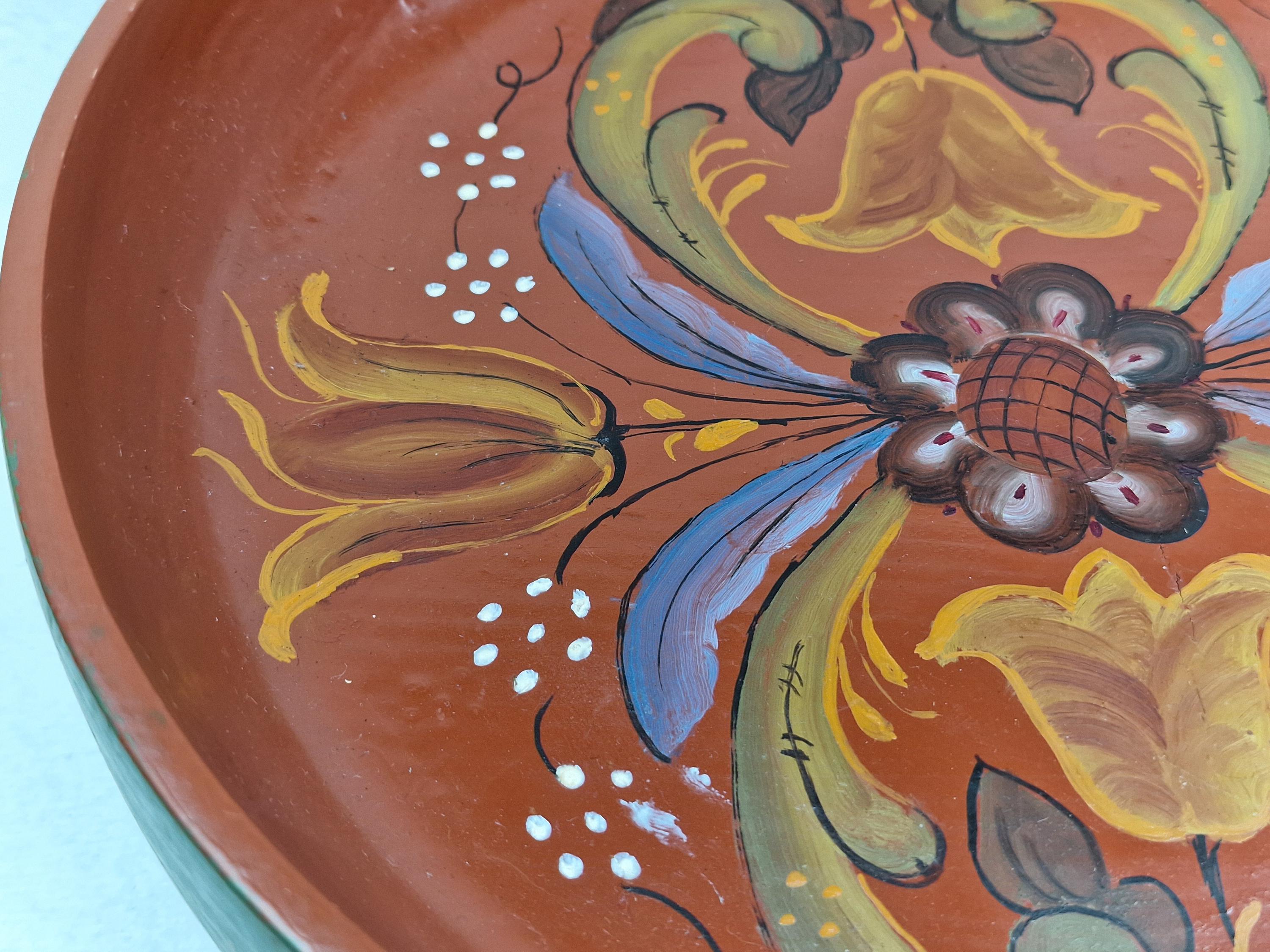 ノルウェーのローズマリング。伝統的な手描きの木製ボウル