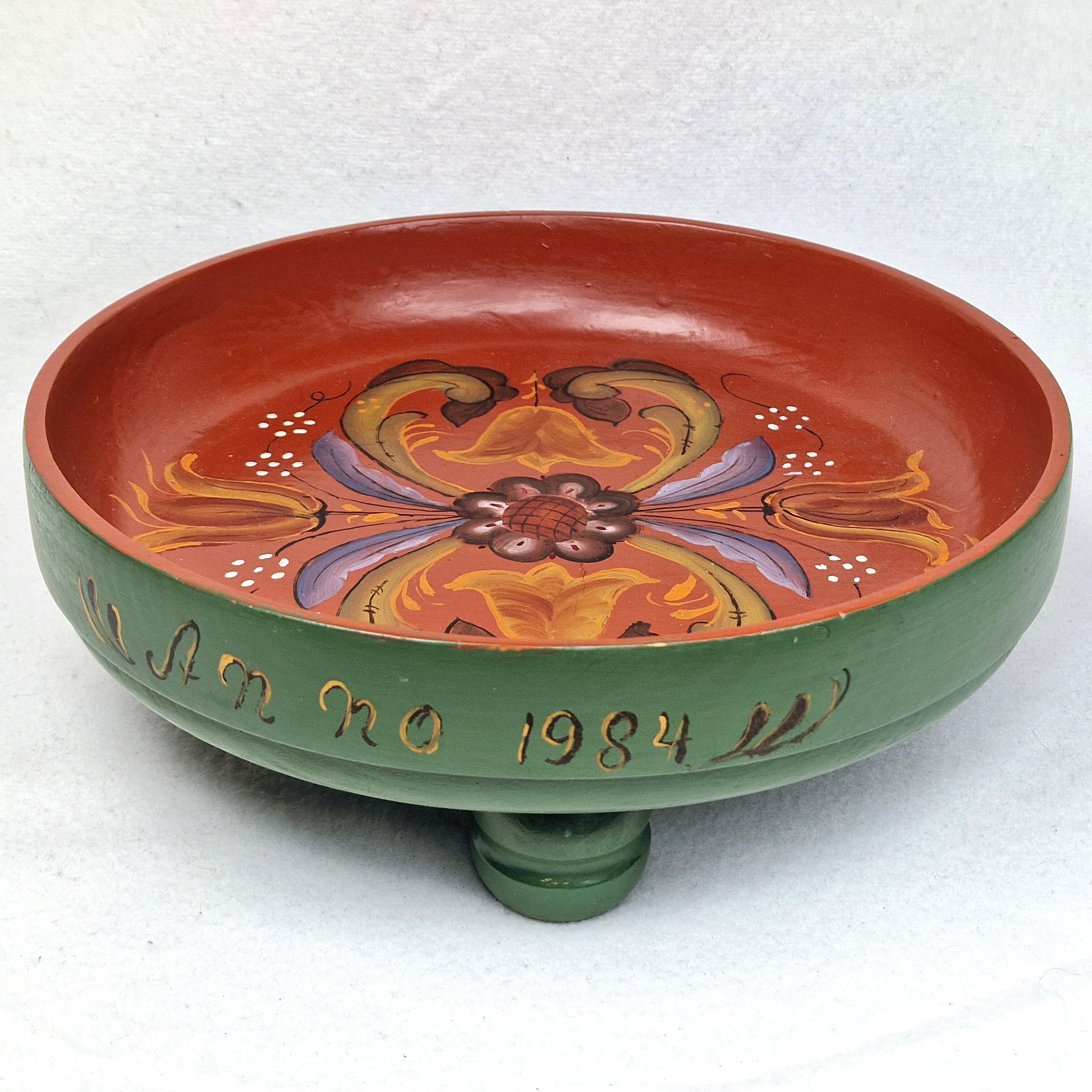 ノルウェーのローズマリング。伝統的な手描きの木製ボウル