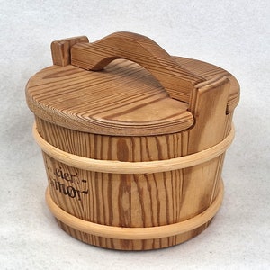 Butter amber. Wooden lidded box. Pine wood tine box. Trebutt. Traditional Scandinavian folk art.
