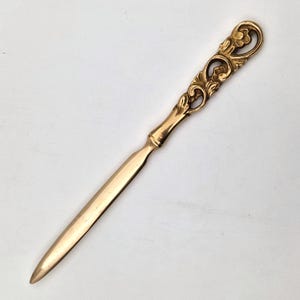 Elegante abrecartas de latón macizo con mango floral adornado, accesorio de oficina para el hogar de inspiración vintage, regalo de decoración de escritorio de lujo único