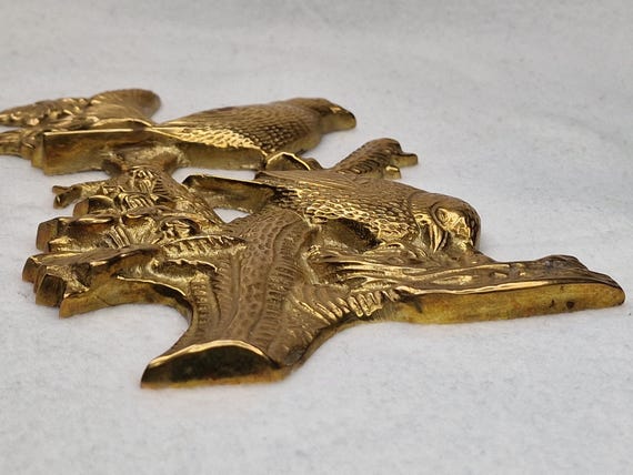 装飾的な真鍮の壁掛け。木に巣を作っている2羽の鳥 - Etsy 日本