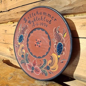 Handbemalter Wandteller von lillehammer 1974, signiert mit traditionellem rosemaling Blumenmotiv