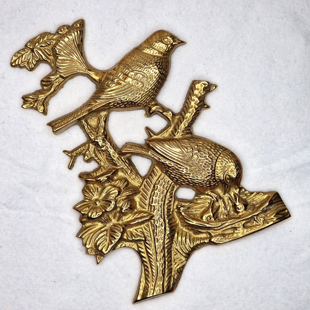 装飾的な真鍮の壁掛け。木に巣を作っている2羽の鳥 - Etsy 日本