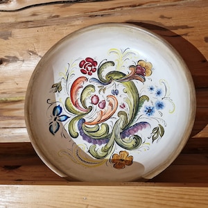Handbemalte norwegische Rosemaling-Holzschale, Vintage-Wanddekor oder stehende Volkskunstschale mit floralen Schnörkeln in sanften Pastelltönen
