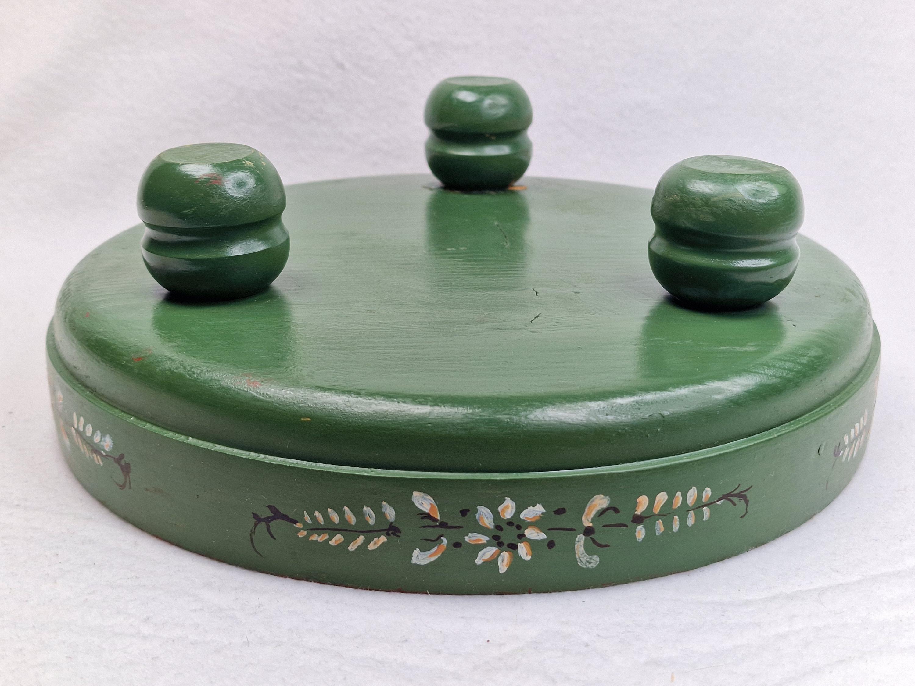 ノルウェーのローズマリング。伝統的な手描きの木製ボウル