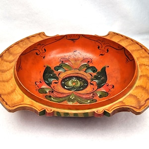 Handpainted Norwegian Rosemaling Vengebolle – Vintage Wooden Folk Art Bowl with Natural Rim, Bold Floral Motifs & Hardanger Heritage Style
