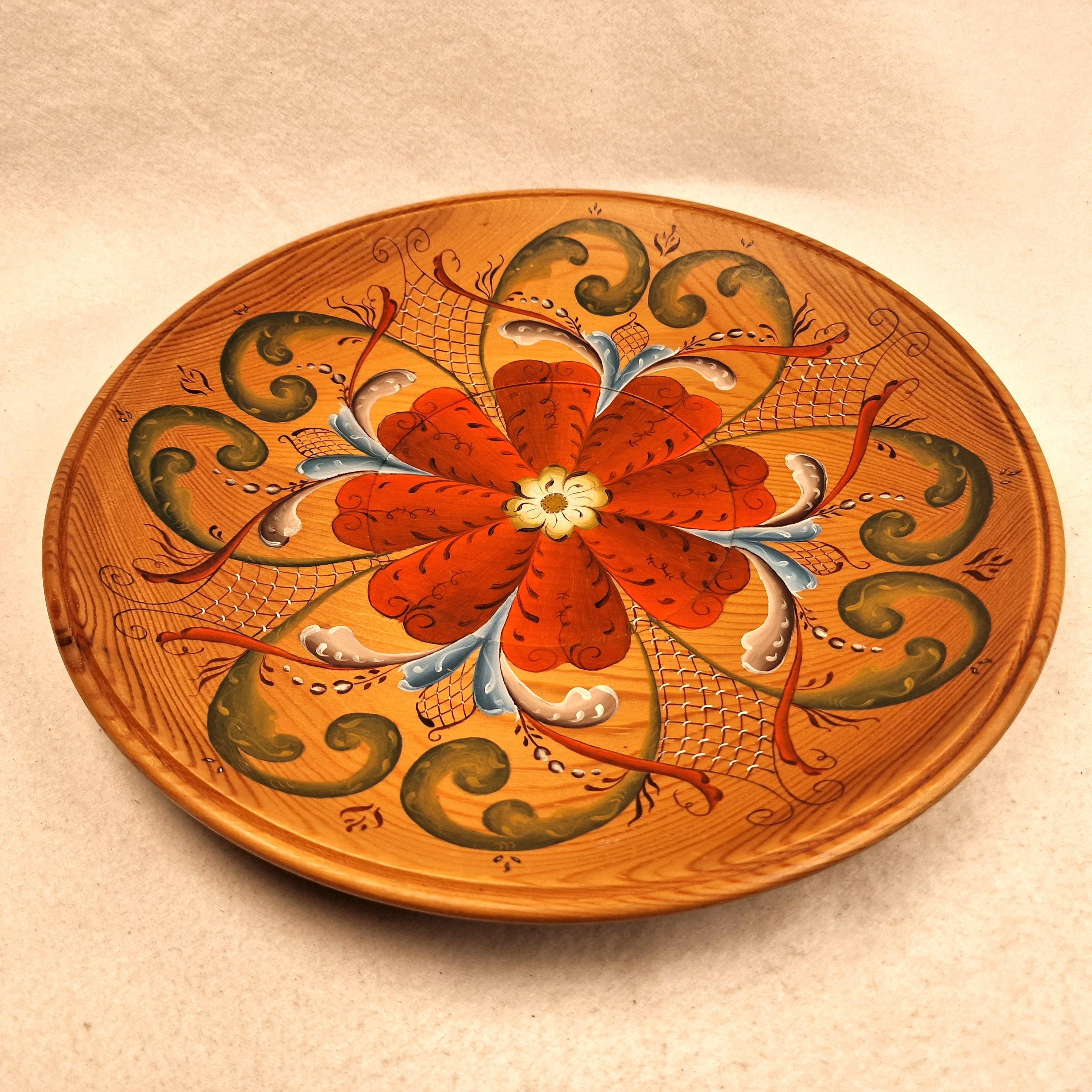 ノルウェーの伝統的なローズマリング民芸品。手描きの木製ボウル