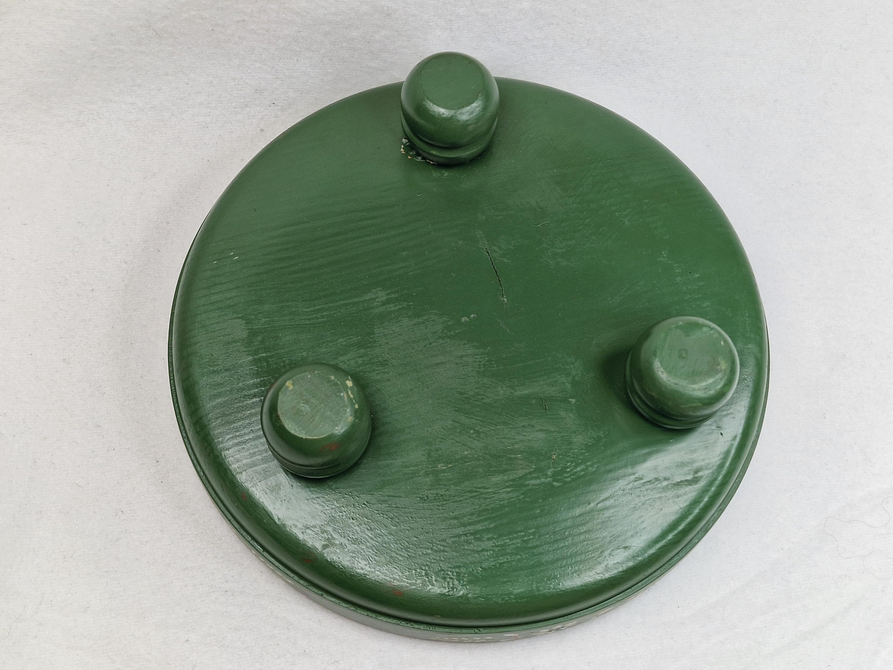 ノルウェーのローズマリング。伝統的な手描きの木製ボウル