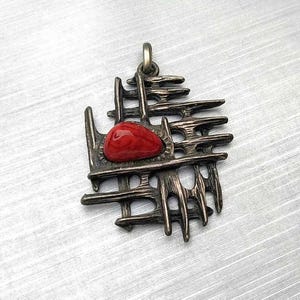 Collana con ciondolo Astri Holthe vintage in peltro e pietra rossa, gioielli scandinavi norvegesi, Norvegia, anni &#39;60-&#39;70