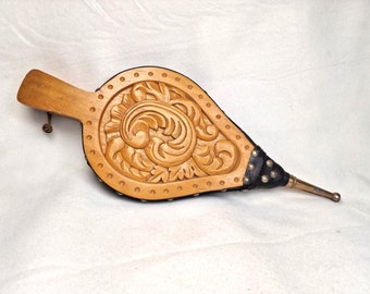 Kamingebläse. Norwegische traditionelle Holzkaminbläser. Skandinavische Birkenholz Volkskunst. Rosemaling Holz Schnitzmuster.