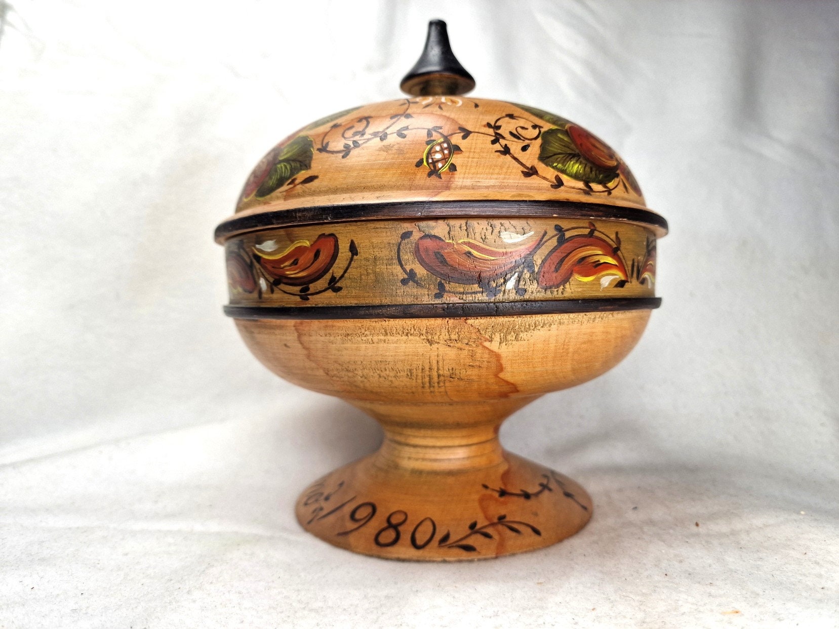 ノルウェーのローズマリング木製蓋付きボウル、台座付き、ノルウェーの