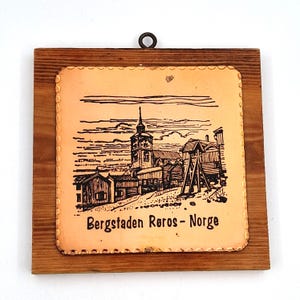 Targa da parete vintage in rame norvegese raffigurante la scena di Røros in Norvegia, realizzata a mano in pino e rame, arte popolare scandinava, decorazione da parete rustica