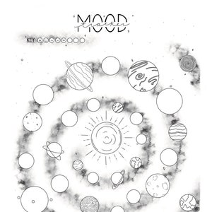 以下が含まれることがあります： 銀河をテーマにした白黒の印刷可能な気分トラッカー。トラッカーは、中心に惑星と太陽を持つ渦巻き銀河を特徴としています。惑星は異なるデザインの円であり、太陽はそこから放射状に光線を放っています。ページの上部には「MOOD TRACKER」というテキストがあり、その下には「KEY」というテキストがあります。「KEY」というテキストの下には、さまざまな気分を表すために使用できる10個の円があります。