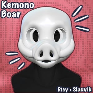 Pode incluir: Uma máscara branca de Kemono Boar com grandes aberturas para os olhos, um focinho proeminente e uma boca sorridente. A máscara está sobre um fundo rosa com detalhes brancos. O texto "Kemono Boar" está no topo.