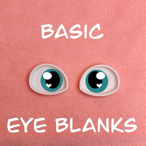 Op de afbeelding: Twee witte plastic oogblanken met turquoise blauwe iris en zwarte pupillen. De iris hebben een klein wit hartje in het midden. De tekst "BASIC EYE BLANKS" staat in wit onder de oogblanken op een roze achtergrond.