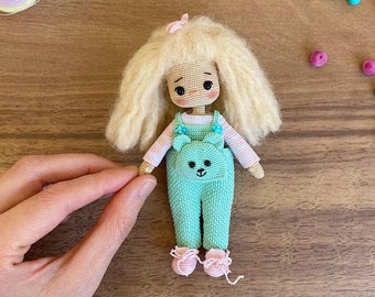 Miniatur-Amigurumi Oyku Puppe Handgemachte Latzhose Overalls Miniature Doll