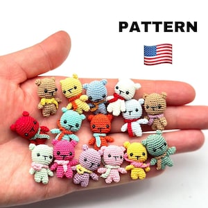 Puede incluir: Una colección de pequeños osos de peluche de ganchillo de varios colores, incluyendo rojo, amarillo, azul y rosa. Cada oso tiene una bufanda o pajarita. La palabra "PATTERN" se muestra encima de los osos, junto con una pequeña bandera americana.