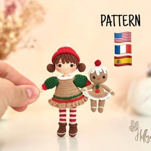 Peut inclure: Deux poupées au crochet faites à la main, l'une avec un chapeau rouge et des manches vertes, l'autre en forme de bonhomme en pain d'épices. Les poupées sont sur un fond clair avec le mot "PATTERN" et les drapeaux des États-Unis et de l'Espagne.