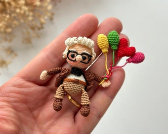 Amigurumi miniature grand-père Carl Fredricksen au crochet en microfibre