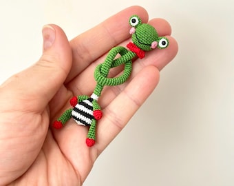 Miniatuur gehaakte kikker – handgemaakt amigurumi-decor – schattig auto- en tasaccessoire