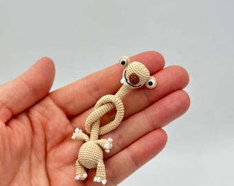 Miniatuur gehaakte luiaard – handgemaakt amigurumi-decor – schattig auto- en tasaccessoire